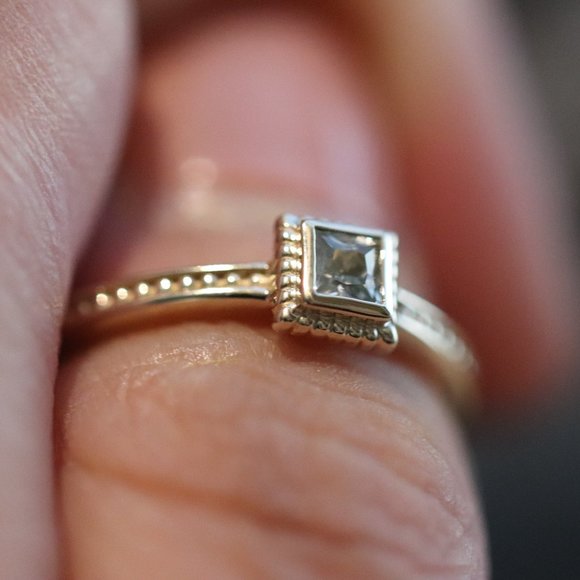 Green Moss Grows | 14K gold and green sapphire ring - Picture 10 of 13